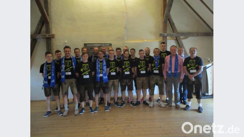 Bürgermeister Josef Reindl (Zweiter von rechts) empfängt die erste Seniorenmannschaft der Abteilung Fußball des TuS Schnaittenbach im Kulturstadl. Dabei gratuliert er zum Aufstieg in die Fußballkreisliga. Bei der Feierstunde tragen sich Spieler und Funktionäre ins Sportehrenbuch der Stadt ein. ads