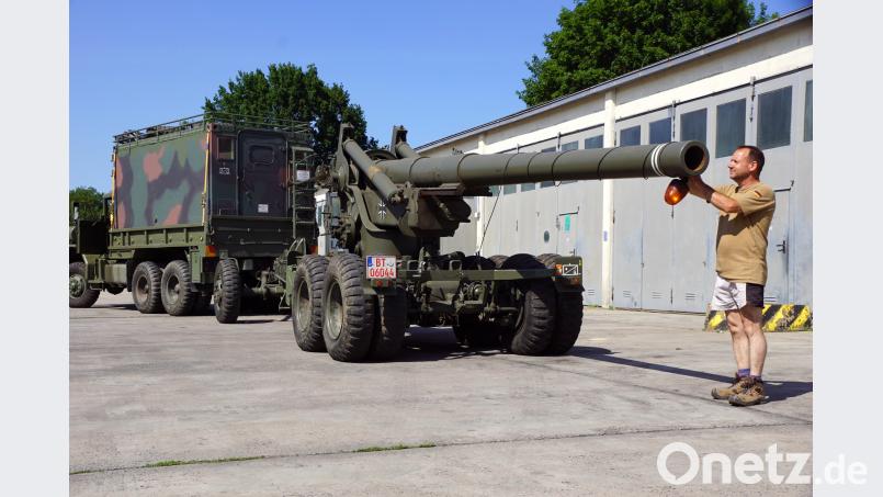 Das Ende der Böllerkanone markiert und sichert Thomas Krenzer mit einem  gelben Blinklicht. bkr