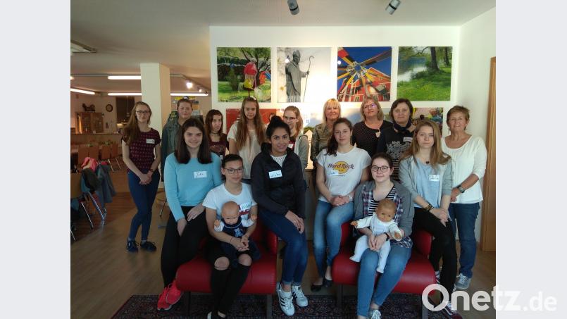 Referentin  Susanne  Zölch  (stehend, Vierte  von  rechts)  und   Gleichstellungsbeauftragte   Helga  Forster  (rechts) beglückwünschten die neuen Babysitter. Landratsamt Schwandorf