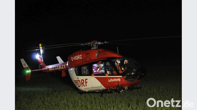 Ein DRF-Rettungshubschrauber holte am Mittwoch (6. Juni 2018) kurz nach Mitternacht den schwerst Verletzten in Nabburg ab und flog ihn nach Regensburg. exb