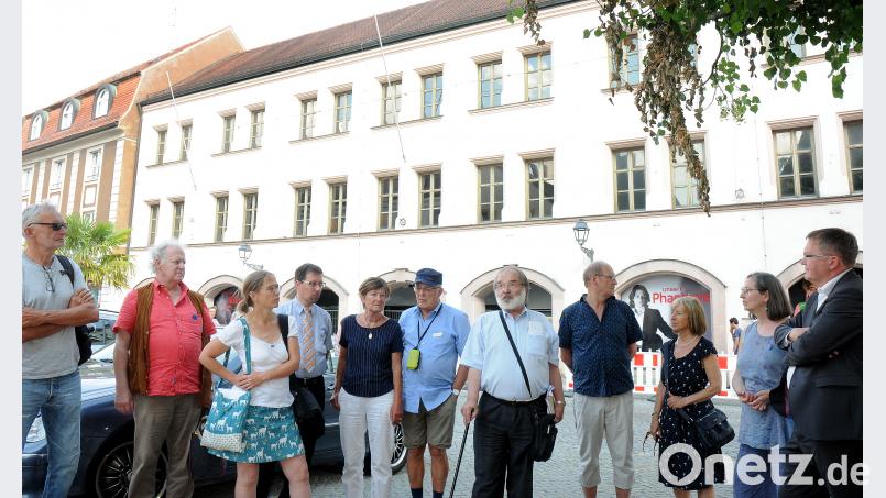 Die künftige Nutzung des Ex-Kaufhauses Forum (im Hintergrund) sollte den Erhalt seiner Fassade möglich machen: Das fordern das Denkmalnetz Bayern mit seiner Sprecherin Meike Gerchow (Zweite von rechts), Forum-Regensburg-Gründer Helmut Wilhelm (Fünfter von rechts) und die IG Menschengerechte Stadt mit ihrem Vorsitzenden Achim Hüttner (links). Ganz rechts OB Michael Cerny. Stephan Huber
