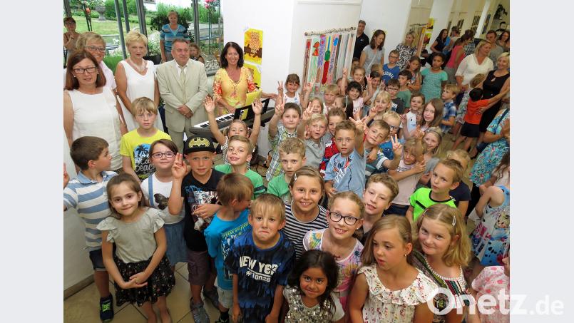 Die Kinder der Hans-Sauer-Grundschule Rothenstadt begrüßten zu ihrer großen Vernissage mit 230 Kunstwerken in der Regionalbibliothek. Im Hintergrund „Die wunderbare Welt der Tiere“ mit Eulen auf gelben Grund und an einem Birkenholz Seelenvögel auf Streifen an der Wand.  Bild: Dobmeier rdo