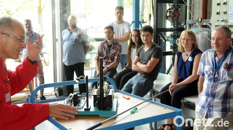 Es raucht und zischt, es ist eine Dampfmaschine. Professor Andreas Weiß (links) entführt im Labor der Fakultät Maschinenbau/Umwelttechnik in die Welt der Dampfkraft. Stephan Huber