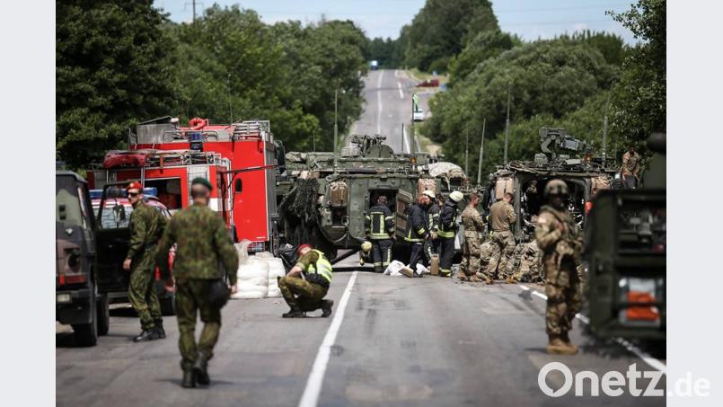 Gegen 11 Uhr fuhren auf einer Straße bei Kaunas (Litauen) vier Militärfahrzeuge aufeinander auf. Verteidigungsministerium Litauen