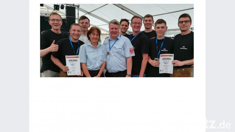 Erfolgreich beim Leistungsmarsch in Unterfranken. Das Bild zeigt die Teilnehmer der Feuerwehr Unterauerbach bei der Preisverleihung zusammen mit Bürgermeister Armin Warmuth, der Wettbewerbsleiterin Petra Schulte und dem. Bezirksvorsitzenden. ga