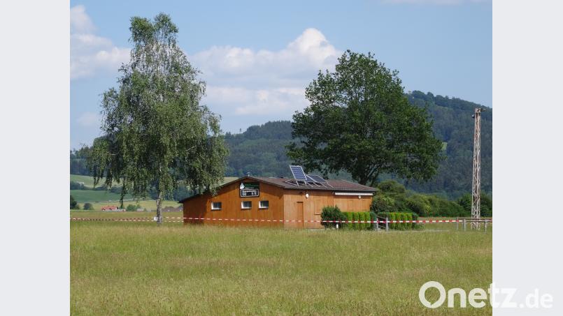 Das Gelände des Kulmainer Schäferhundesvereins ist mit einem Trassierband abgesperrt. Schilder informieren über den Grund und warnen vor dem Betreten des Areals. ak