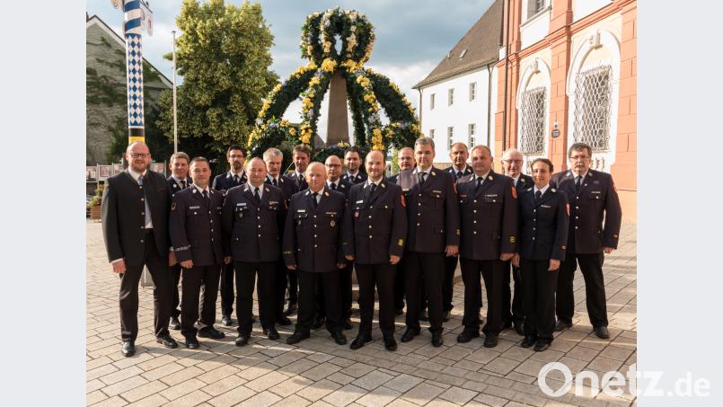 Die neue Führungsriege um Kreisbrandrat Marco Saller (vorne, fünfter von links)  stellt sich zum ersten Gruppenbild mit Landrat Andreas Meier vor dem Neustädter Stadtbrunnen. dtr