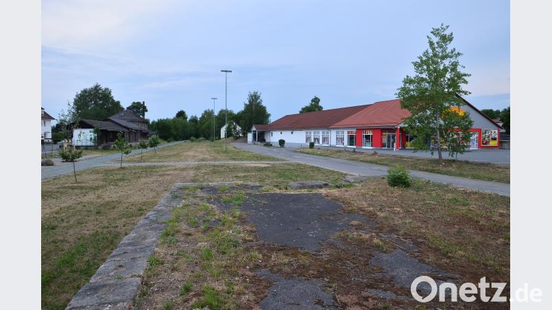 Stolze 4000 Quadratmeter des einstigen Bahnhof-Areals (Bildmitte) möchte der Discounter Netto (rechts) dazu erwerben, um mit einem Neubau in die Vollen gehen zu können. fjo
