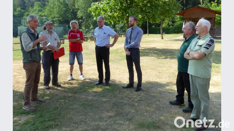 Forstdirektor Hösl (links) bei der Begrüßung: Forstamtmann Urban, 2. Vorsitzender der DJK Würth, Bürgermeister Hammer, Bankfinanzie rungsspezialist Hero, Vorsitzen der der Forstbetriebsgemeinschaft NEW-Nord Scharnagl und Kreisvorsitzender der Schutzgemeinschaft Deutscher Wald Grals. Schönberger, Ferdinand [FSB]