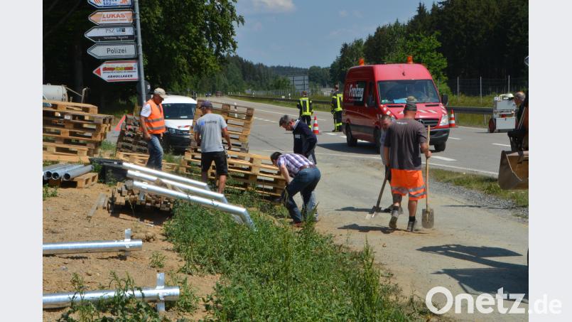 Mit Hochdruck arbeitete eine Fremdfirma mit den Bayernwerkvertretern an der Instandsetzung der beschädigten Gasleitung. dob
