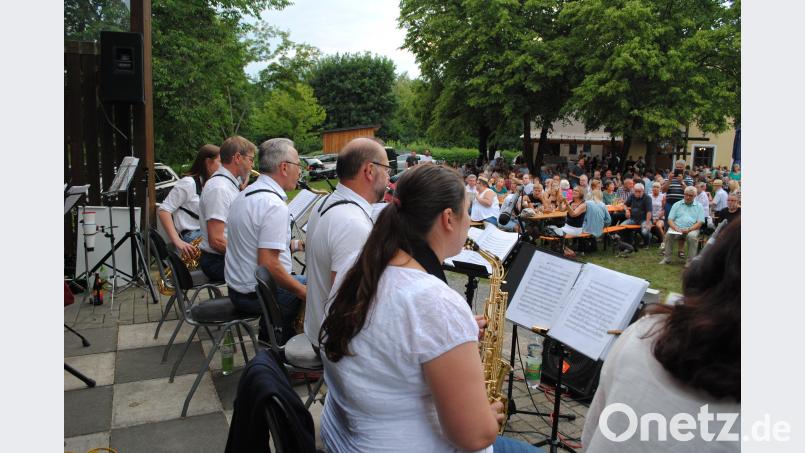 Die &quot;Metro Jazz Band&quot; spielt vor eindrucksvoller Publikumskulisse. Gaby Glaubitz