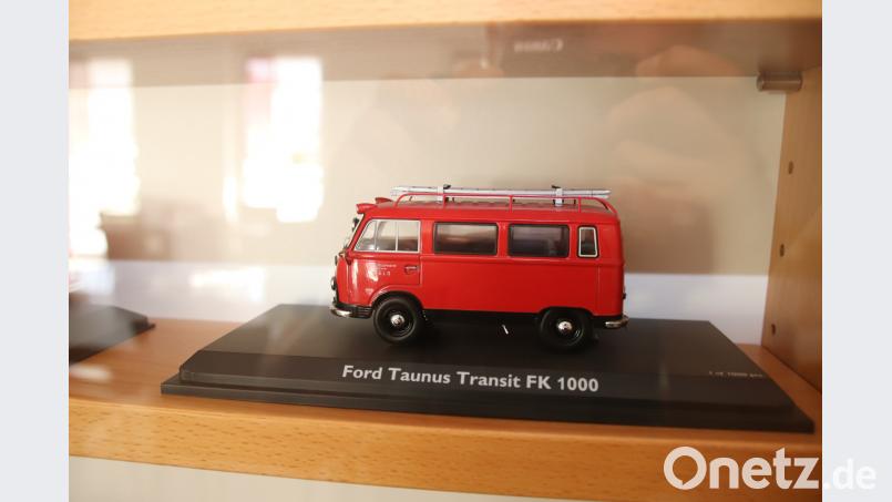Das ist das Modell eines Ford Taunus, Baujahr 1966. Zu dem hat Sammler Günter Karl eine besondere Beziehung: „Der Ford Taunus war das erste Fahrzeug, mit dem ich als junger Feuerwehrler für die Feuerwehr Frotzersricht unterwegs war.“ Thomas Dobler