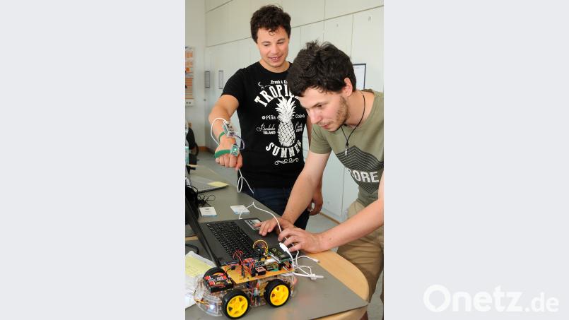 Philipp Jahr (22) und Samuel Flach (23) studieren Elektrotechnik an der OTH in Amberg. Beim Tag der offenen Tür zeigen sie, wie man ein selbstgebautes Auto mit Handbewegung steuern kann. Huber, Stephan [HS] (<a href=