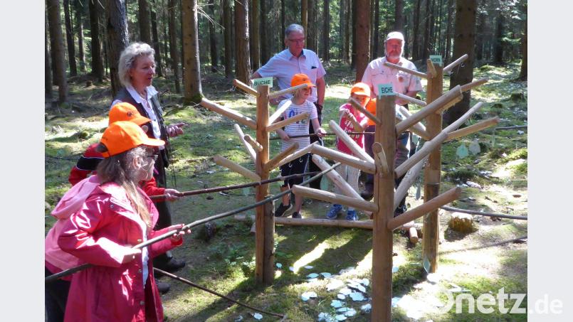 Geschicklichkeit verlangt das „Blätter-Angeln“ Schönberger, Ferdinand