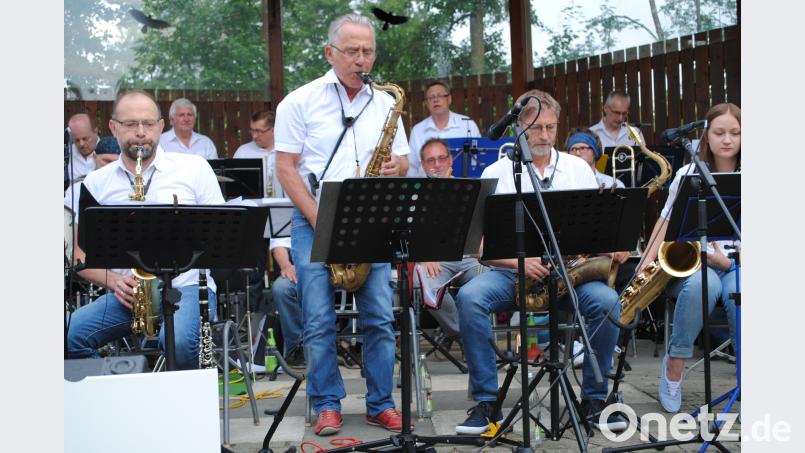 Solist Lothar Kiehl mit dem Tenor-Saxophon. Gaby Glaubitz