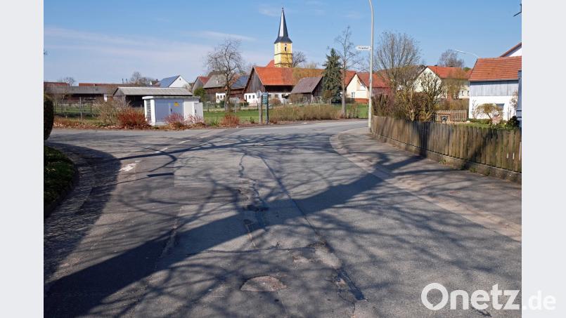In der Kreisstraße in Neunaigen werden Leerrohre für einen möglichen Glasfaserausbau verlegt, um die Straße später nicht wieder aufreißen zu müssen. twi