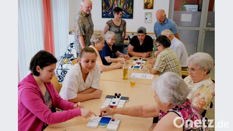 Jugendliche und junge Erwachsene, die sich derzeit in Eschenbach  in einem berufsvorbereitenden Jahr auf den Einstieg in das Berufsleben vorbereiten, überraschen im BRK-Seniorenheim die Heimbewohner mit einem Spielenachmittag. Die Seminarteilnehmer kommen in Begleitung von Berufsberater Karl Brenner, Seminarleiter Werner Preißer und Carola Bergler, Koordinatorin des Beruflichen Fortbildungszentrums der Bayerischen Wirtschaft. do