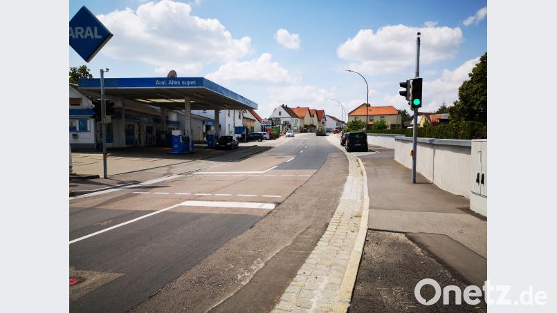 Noch zeigt die Ampel grün. Im Juli steht allerdings eine Vollsperrung des Straßenabschnitts bevor. Thomas Dobler