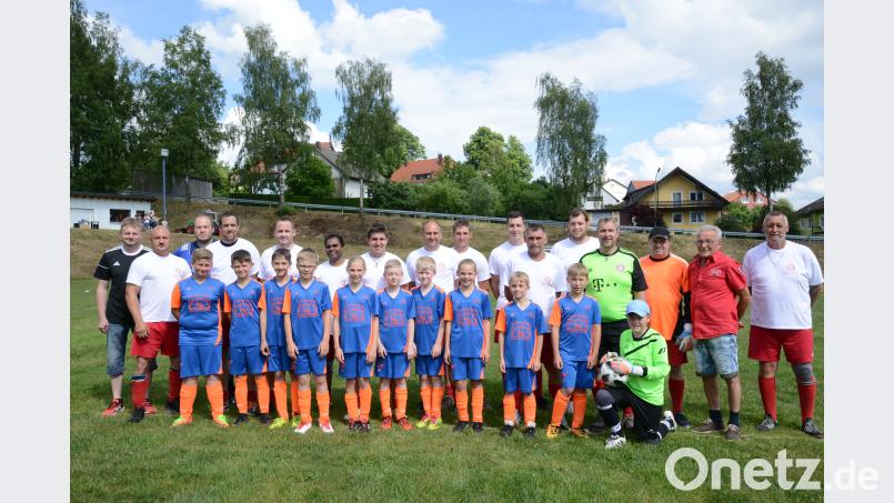 Nach einem spannenden Match muss ein Elfmeter-Schießen darüber entscheiden, wer sich Sieger des Benefizspiels des FC Bayern Fanclubs nennen darf. Die Kinder setzen sich knapp durch. bey