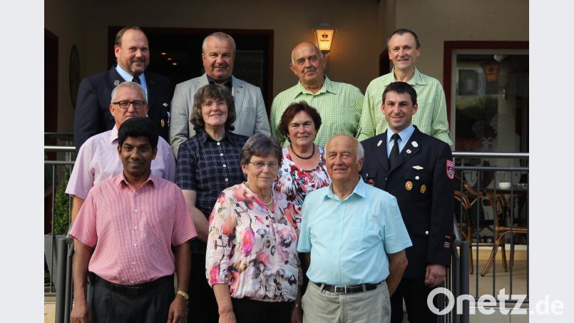 Andreas Müller (vorne rechts) feierte 80. Geburtstag. Dazu gratulierten  Pater Charles, Irmgard Müller, Andreas Müller,  Karl Meier, Martina Neubauer, Irene Neidl, Markus Ries,  Thomas Wilhelm, Josef Deichl, Alois Dirrigl und Helmut Schönberger. ral