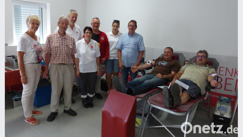 79 Blutspender bescherten dem BRK-Team um Bereitschaftsleiter Hermann Regler (Dritter von links) und seine Frau Ingrid (rechts daneben) sowie zweite Bürgermeisterin Anita Stauber (links) arbeitsreiche Stunden. az