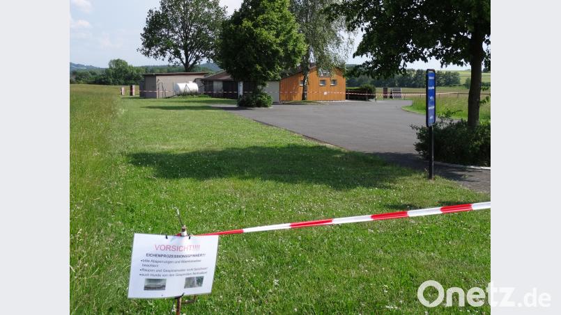 Das Gelände des Kulmainer Schäferhundesvereins ist mit einem Trassierband abgesperrt. Schilder informieren über den Grund und warnen vor dem Betreten des Areals. ak