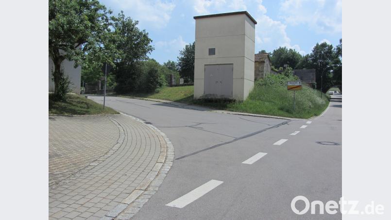 Hier bleibt das Ausbiegen vom Friedhof kommend heikel, nachdem ein Verkehrsspiegel abgelehnt wurde. aks