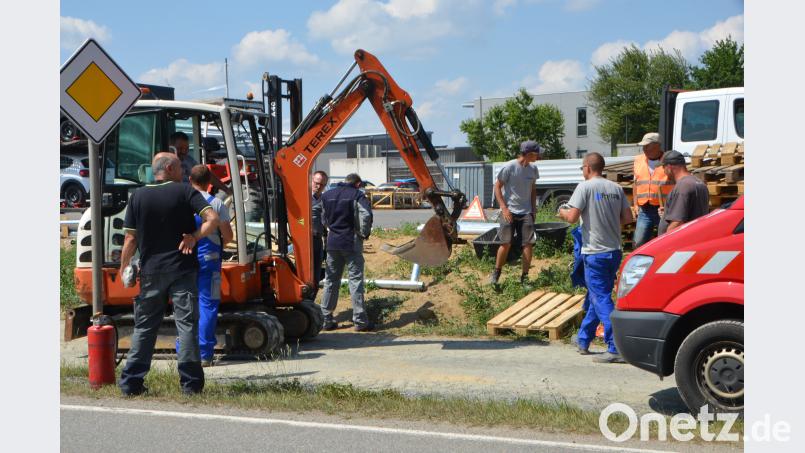 Mit Hochdruck arbeitete eine Fremdfirma mit den Bayernwerkvertretern an der Instandsetzung der beschädigten Gasleitung. dob