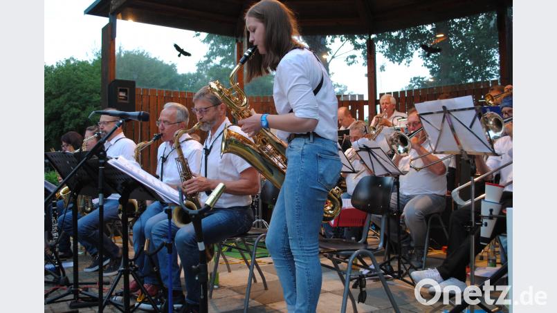 Sophie Zahner, die Jüngste in der Band, mit ihrem Bariton-Saxophon-Solo. Gaby Glaubitz