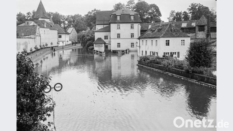 Hochwasser in der Mühlgasse. 1954 entstand diese Aufnahme, die einen schönen Blick auf die alte Wimmermühle bietet. Heute steht an ihrer Stelle die Amberger Zeitung Copyright Archiv Horst-Dietrich bei Klaus-Christian Etzold