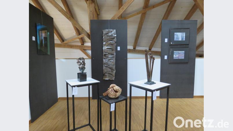 Metallarbeiten, unter anderem von Regina Zrenner und Hans-Georg Schulze, sind im Kubus ausgestellt. ubb