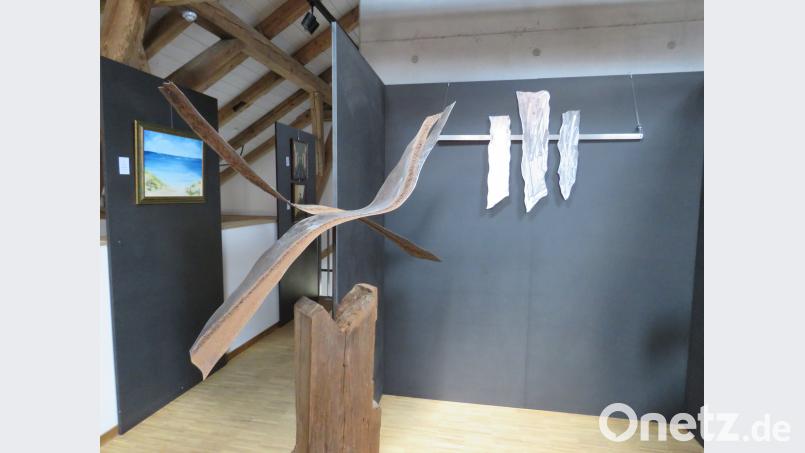 Immer wieder neu verblüffen die Metallskulpturen von Regina Zrenner. ubb