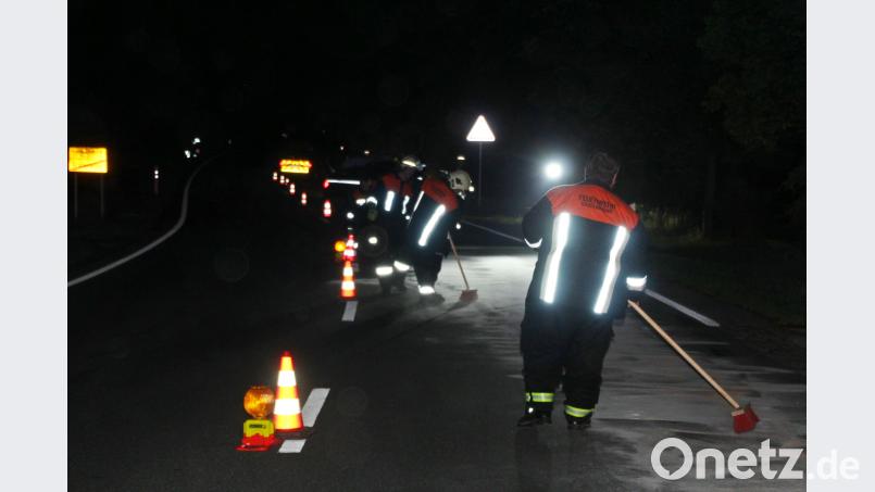 Massive Ölspur nach dem Unfall jma