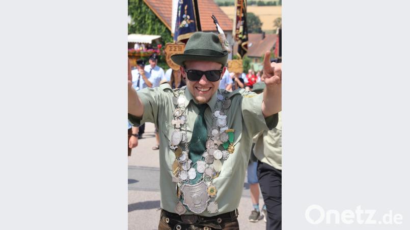 Die Würdenträger der Schützenvereine hatten ihre Königsketten umgehängt. frd