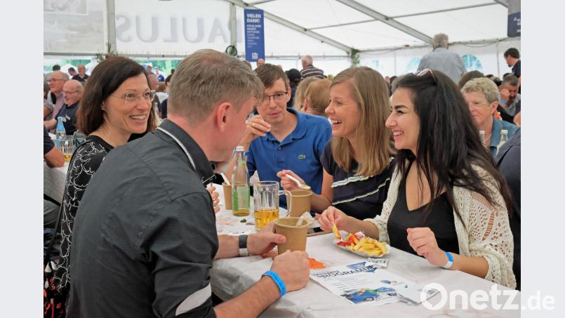 Lockere Stimmung im Festzelt. twi