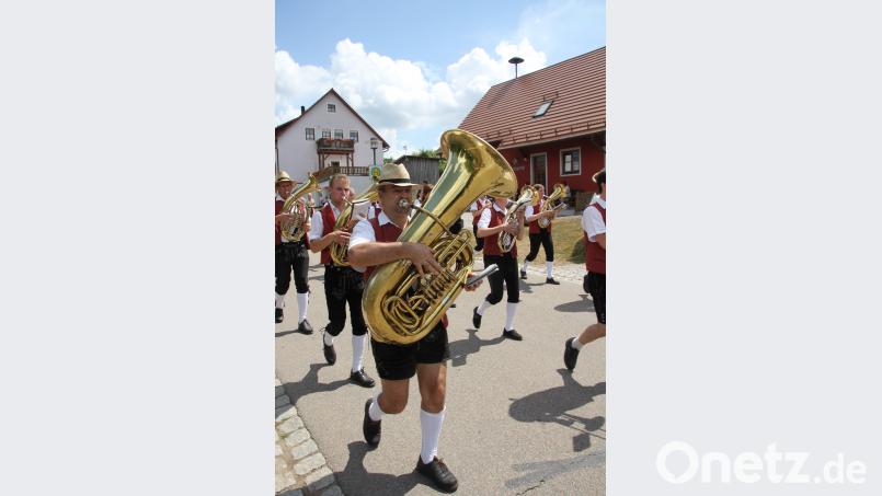 Zu den Blaskapellen, die im Zugverlauf den Takt vorgaben, zählten auch die Musikanten aus Seebarn. frd