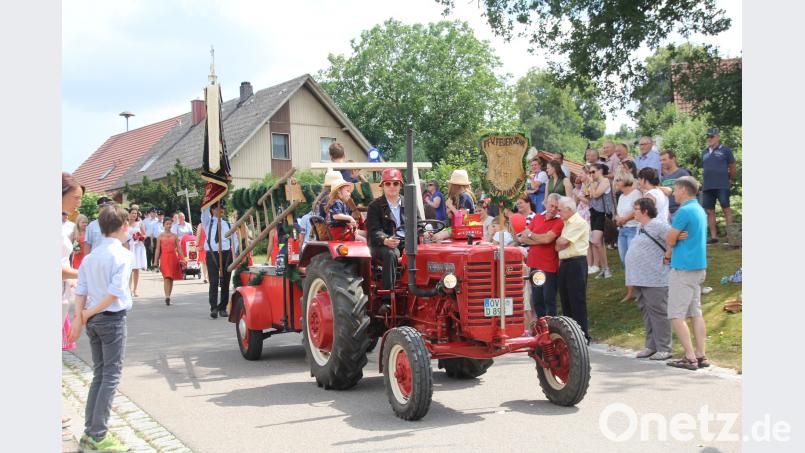Die Feuerwehr Winklarn fuhr im Bulldog samt geschmücktem &quot;Löschzug&quot; vor. frd