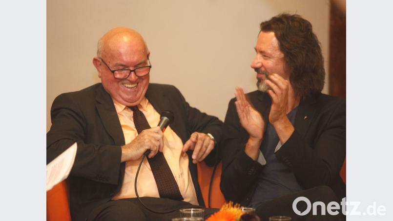 Überraschungsgast Arne Langbein (rechts) gratulierte Hans Amann (links) zur Verleihung des Titels „Monsignore“. Hirsch