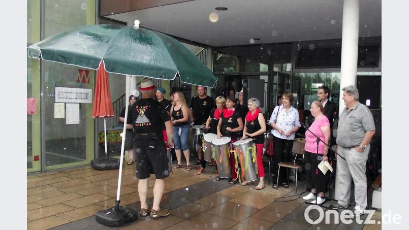 Auch der größte Trommelwirbel zum Auftakt des Baumfestes von „Ritmo Vulcanico“ vertrieb Regen und Hagel nicht. Ursula Barrois (Zweite von rechts) begrüßte die Gäste. rdo