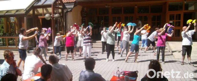 Nach den kurzen Reden eröffnete die Lebenshilfe-Tanzgruppe unter Leitung von Julia Stang mit einem fetzigen Tanz das Unterhaltungsprogramm des 29. Jura-Gartenfestes. u