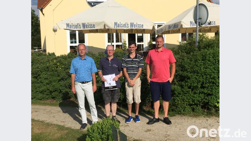 Manager Richard Eisendraut zusammen mit den Siegern  Wolfgang Beer, Pascal Schwirtz und Peter Reisnecker (von links). exb