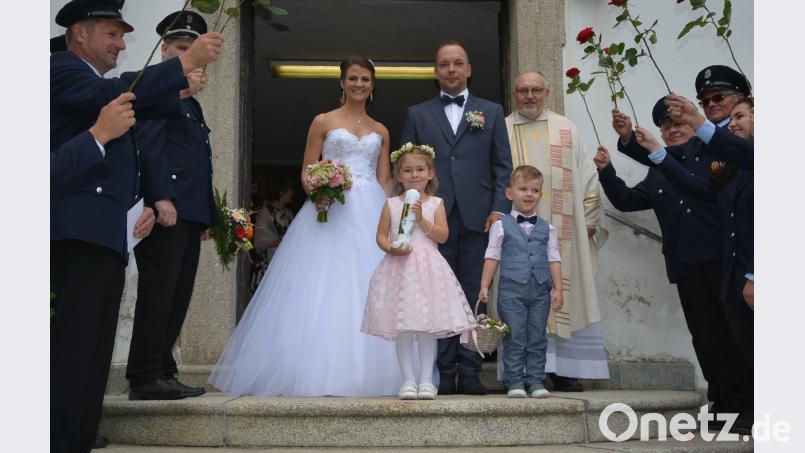 Den kirchlichen Bund der Ehe schlossen am Samstag Anja Bernreuther und Michael Wurdack. Begleitet wurden sie von den Brautkindern Vinzent und Marie. Rosner, Josef [JR] (ROSNER.JOSEF@T-ONLINE.DE)