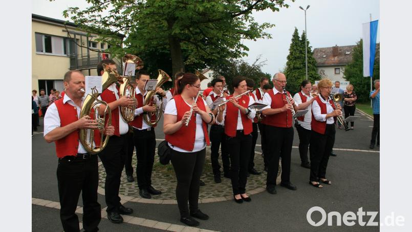 Die musikalische Begrüßung hatte der Musikverein aus Wiesau übernommen, der dem Trainer ein Ständchen überbrachte. wro