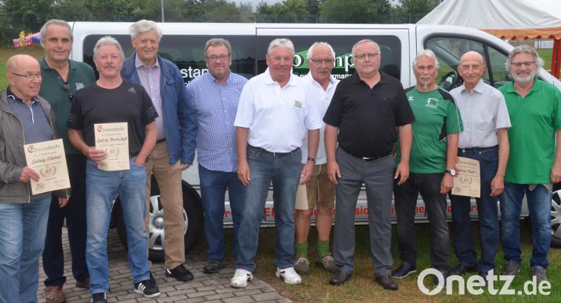 Der FC Weiden-Ost nutzt die Halbzeitpause beim Spiel gegen Jahn Regensburg zur Ehrung langjähriger Mitglieder. Kunz