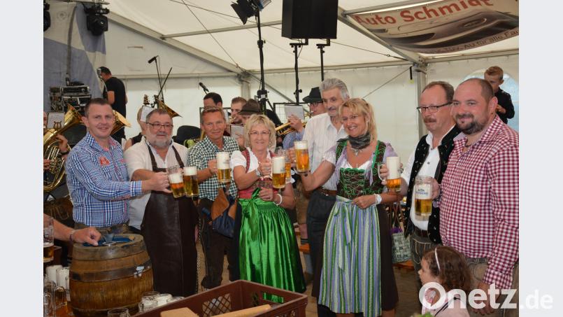 Bürgermeister Armin Schärtl (Zweiter von links) zapfte an,  dann wurde auf gutes Gelingen angestoßen. eya