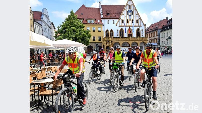 Am Marktplatz startet die Gruppe zur Abschlusstour von "Amberg fährt Rad". Petra Hartl