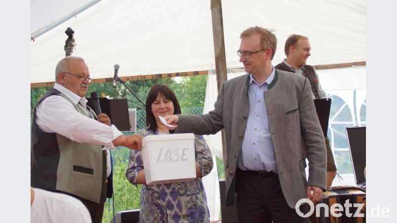 Für die Verlosung der Tombolapreise zogen MdL Alexander Flierl (rechts) und Bürgermeisterin Birgit Höcherl die Nummern. mmj