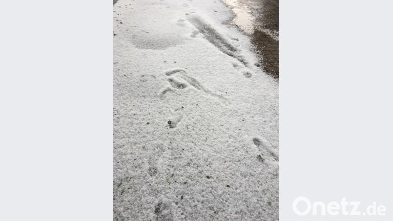 Weiß wie Schnee machen die Hagelkörner in Schönreuth die Straßen und Wiesen. hl