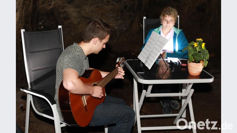 Die Autorin Christa Vogl (rechts) las aus ihren Büchern. Ihr Sohn Lukas Vogl (links) begleitete die Buchlesung musikalisch an der Gitarre. ang