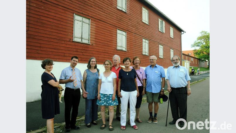 Grünen-Stadtrat Helmut Wilhelm (rechts) informiert Mitglieder des Denkmal-Netzes Bayern über die Vorhaben der Stadtbau in der Breslauer Straße am Bergsteig. Während die große Baracke, die nicht mehr bewohnt ist, abgerissen werden soll, bleibt die Kapelle (hinten) erhalten.  	Bild: gf gf